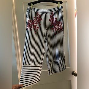 Zara black & white cropped pants with flowers design in front.Very light fabric